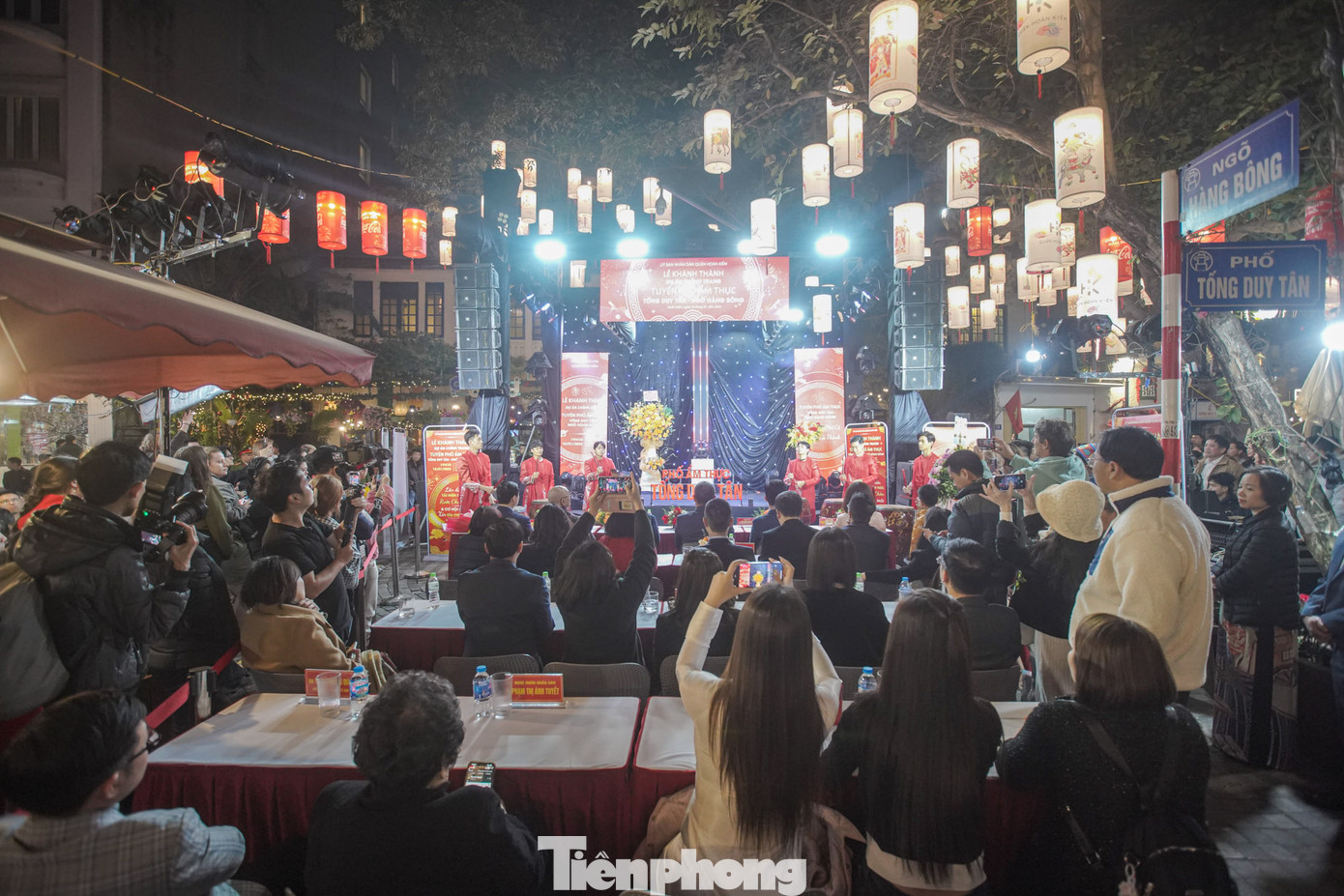 Theo Trưởng phòng Kinh tế quận Hoàn Kiếm Nguyễn Tiến Trung, trước khi triển khai đề án, tuyến phố Tống Duy Tân - ngõ Hàng Bông đối mặt nhiều thách thức, hoạt động kinh doanh tại tuyến phố thiếu chuyên nghiệp, các hộ kinh doanh hoạt động tự phát, thiếu định hướng, ảnh hưởng đến hình ảnh của khu vực. Môi trường chưa đảm bảo, rác thải và an toàn thực phẩm là vấn đề lớn, gây cản trở sự phát triển bền vững. Mô hình kinh doanh hỗn tạp, tính đặc trưng của tuyến phố ẩm thực chưa được phát huy, ảnh hưởng đến sức hấp dẫn đối với du khách.