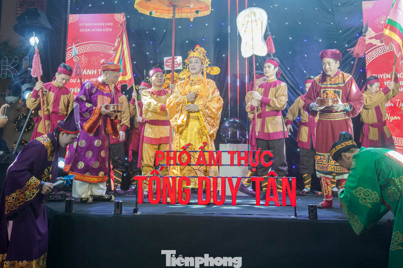 Trong ngày khánh thành dự án chỉnh trang tuyến phố văn hóa ẩm thực Tống Duy Tân - ngõ Hàng Bông, thực khách được chứng kiến màn tái hiện sự tích “Chúa Chổm”.