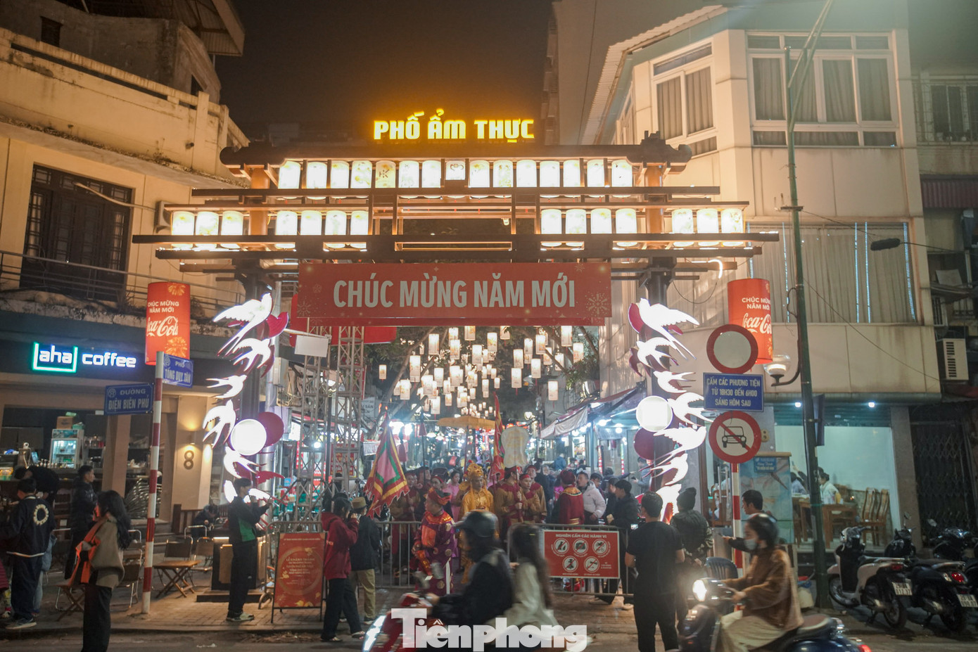 Hình ảnh cổng chào phía phố Điện Biên Phủ được tham khảo từ hình ảnh của cổng thành Đại Hưng của Hoàng Thành Thăng Long xưa, đây là khu vực khởi nguồn của tuyến phố Tống Duy Tân.