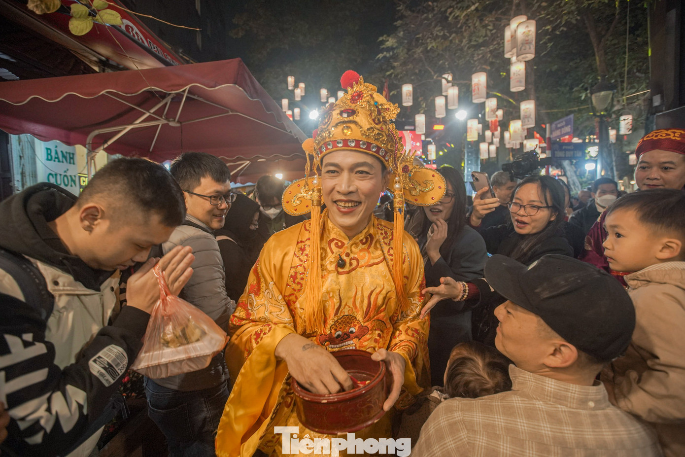 “Chúa Chổm” phát phiếu quà tặng trị giá 3 triệu đồng để ăn miễn phí tại tất cả các nhà hàng trên tuyến phố ẩm thực.
