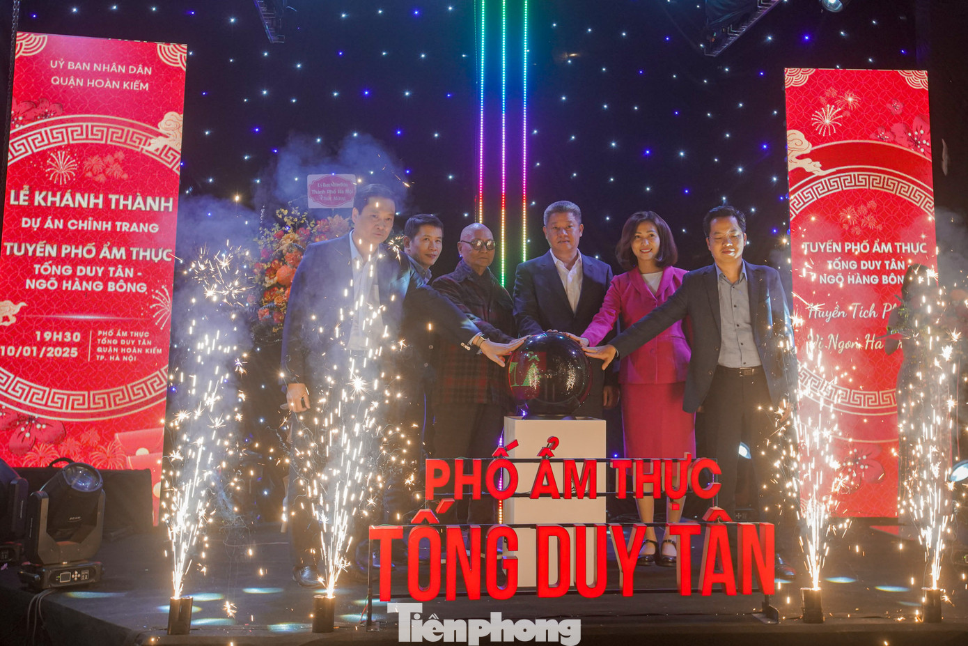 Các vị đại biểu bấm nút khánh thành tuyến phố ẩm thực Tống Duy Tân - ngõ Hàng Bông.