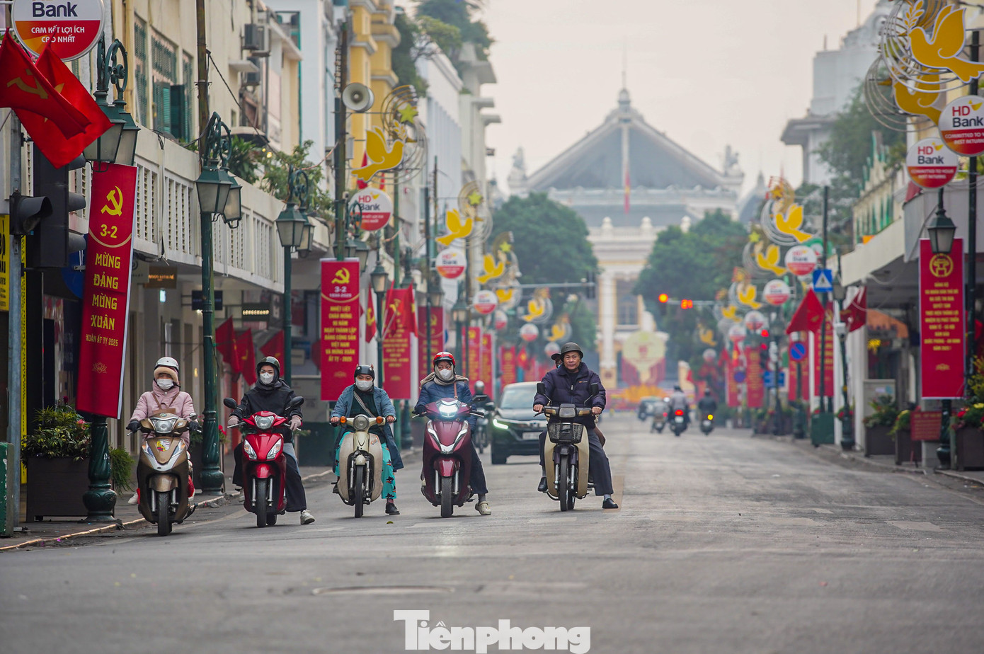 Phố Tràng Tiền lạ thường trong sáng mùng 1 Tết.