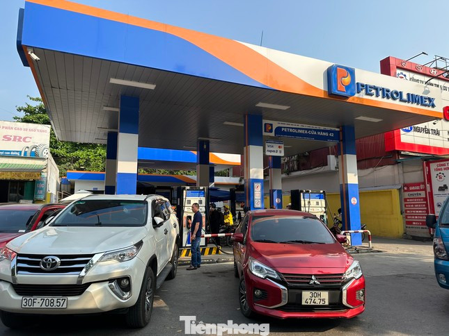 Các cửa hàng xăng dầu cho biết, việc hạn chế bán xăng E5 do chiết khấu không cao, và người dùng không mặn mà. Các cửa hàng xăng dầu cho biết, việc hạn chế bán xăng E5 do chiết khấu không cao, và người dùng không mặn mà.