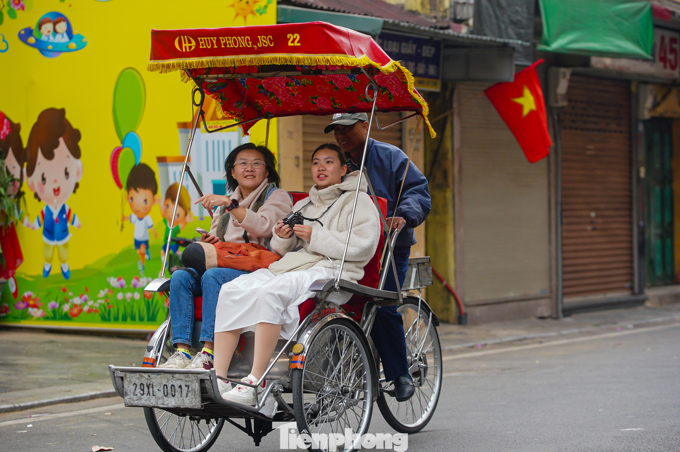 Hai du khách quốc tế tận hưởng không khí bình yên của Thủ đô Hà Nội