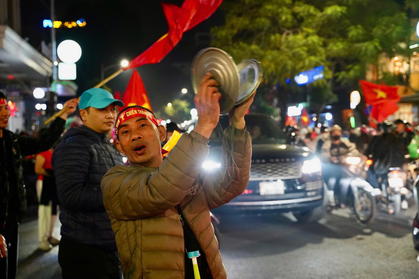 Người hâm hộ mang những vật dụng có thể tạo âm thanh lớn ra đường để ăn mừng. Người hâm hộ mang những vật dụng có thể tạo âm thanh lớn ra đường để ăn mừng.