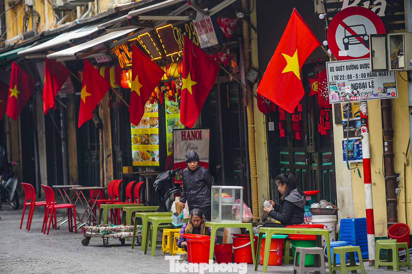 Một quán ăn bày hàng từ rất sớm mùng 1 Tết.