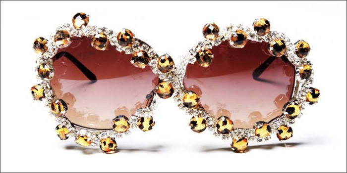 Kính chuồn đính đá quý màu vàng có giá 280 đô la Mỹ Kính mắt màu xám ghi với viền hoa nhựa tinh tế sang trọng có giá 400 đô la Mỹ Kính không số viền đá pha lê đen có giá 280 đô la Mỹ Kính mắt với viền xéo và dây đeo vàng đín lục lặc có giá 300 đô la Mỹ Kính mắt mèo với thiết kế tinh xảo và sang trọng có giá bán 270 đô la Mỹ Chiếc kính này có giá 280 đô la Mỹ Mẫu kính dành cho các ngôi sao với hình vương miện trên gọng được bán với giá 290$ Bạn cần chi 320 usd cho chiếc kính mắt mèo đính ngọc trai sáng loáng này 350 usd là giá cho chiếc kính "trăng sao" ngộ nghĩnh màu đen Những viên pha lê lớn khiến chiếc kính mắt mèo có giá tới 370 usd Kính dành cho các tín đồ thời trang rock-chic với những chiếc đầu lâu độc đáo mang tên Big Cartel có giá 350 usd Chiếc kính tên gọi Bleach có giá 250 usd Mẫu Bootsy_white có giá bán 275 usd Kính Ellington_black được bán với giá 250 usd Kính gọng đính hạt vàng có giá 800 usd Chiếc Lux_black này bạn cần chi 250 usd nếu muốn có nó Một thiết kế hoàn hảo mang têb Phillips_pastel, nó có giá 250 usd Chiếc Rockstar_gold được bán với giá 250 usd