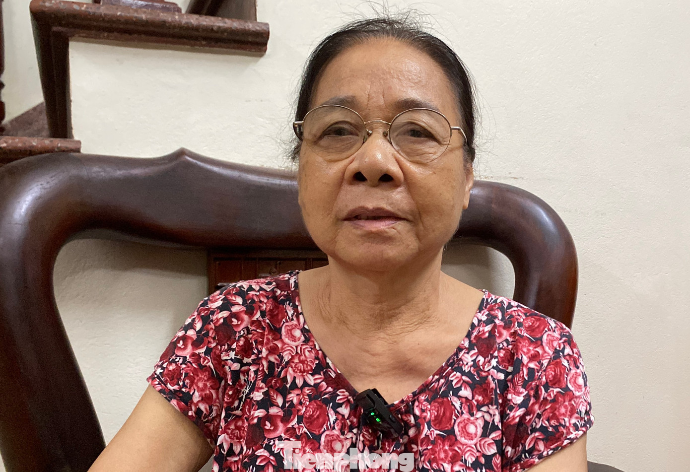 Bà Nguyễn Thị Quý đau buồn khi Tổng Bí thư ra đi mãi mãi.