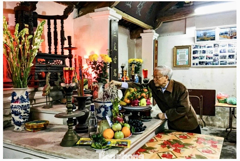 Tổng Bí thư Nguyễn Phú Trọng thắp hương tại nhà thờ họ. (Ảnh: TTXVN).