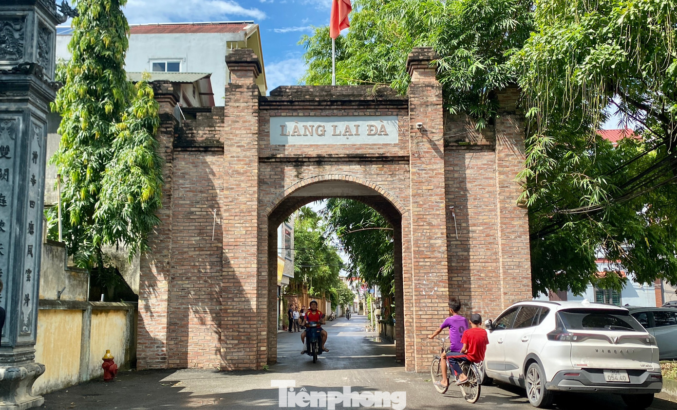 Cổng làng Lại Đà.