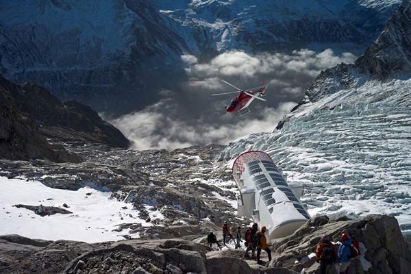 Toàn cảnh khách sạn nằm ở núi Mont Blanc, dãy Alps