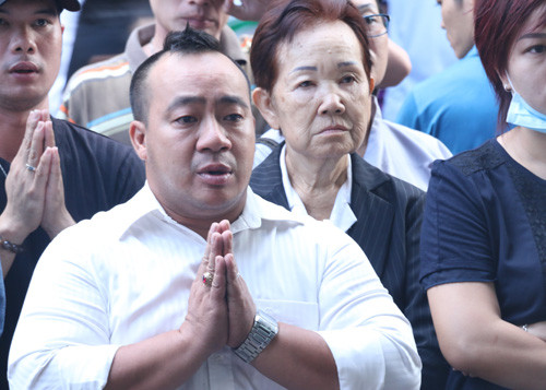 Hiếu Hiền rớm lệ tiễn bầu sô Duy Ngọc về nơi an nghỉ ảnh 1