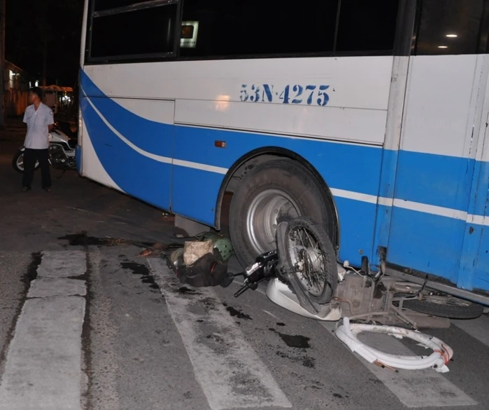 Hiện trường vụ tai nạn giữa xe máy và xe buýt