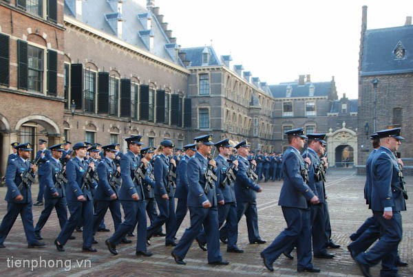 Khung cảnh trước Lễ đón Thủ tướng Nguyễn Tấn Dũng tại Dinh Thủ tướng 