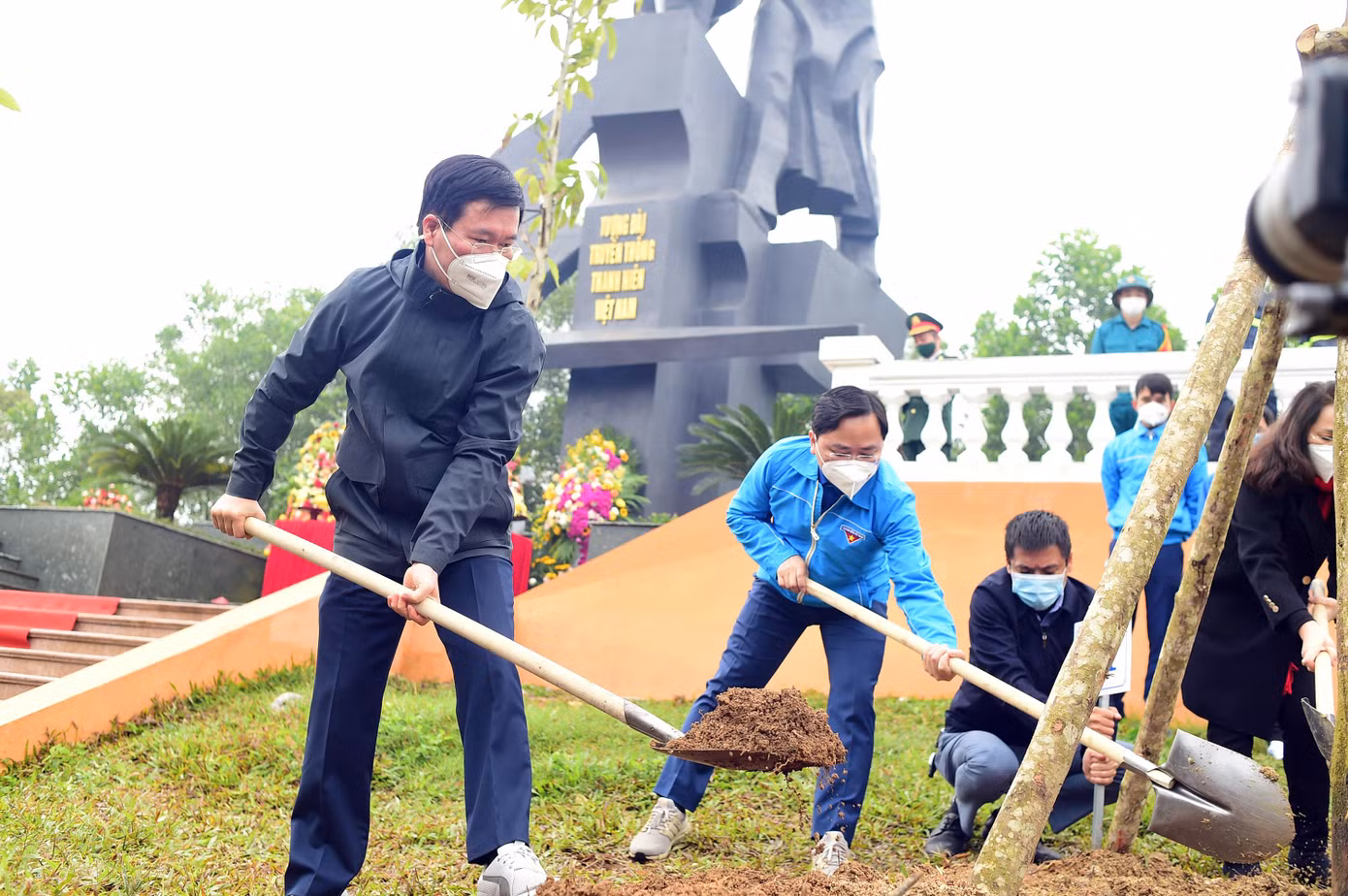 Ông Võ Văn Thưởng và anh Nguyễn Anh Tuấn cùng các đại biểu trồng cây tại chương trình