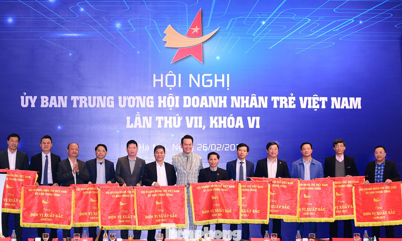 T.Ư Hội DNT Việt Nam trao khen thưởng các đơn vị. Trong ảnh, anh Đặng Hồng Anh - Chủ tịch Hội DNT Việt Nam trao cờ thi đua dẫn đầu cho các đơn vị. Ảnh: Xuân Tùng T.Ư Hội DNT Việt Nam trao khen thưởng các đơn vị. Trong ảnh, anh Đặng Hồng Anh - Chủ tịch Hội DNT Việt Nam trao cờ thi đua dẫn đầu cho các đơn vị. Ảnh: Xuân Tùng