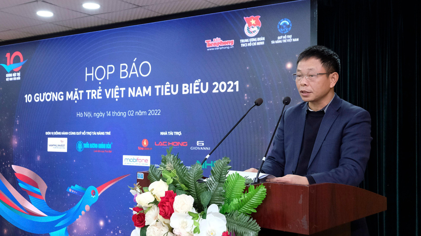 Nhà báo Phùng Công Sưởng phát biểu tại chương trình. Nhà báo Phùng Công Sưởng phát biểu tại chương trình.