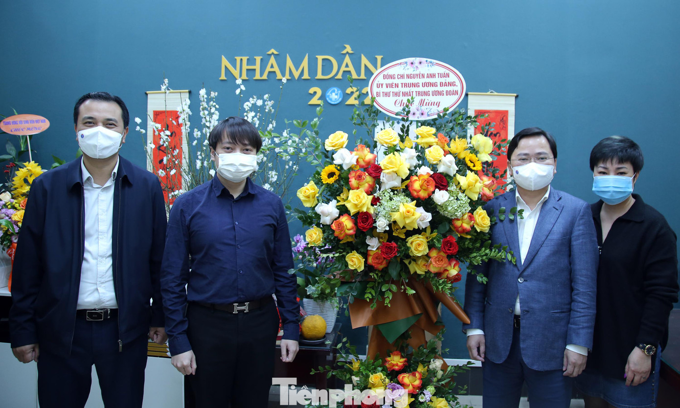 Anh Nguyễn Anh Tuấn (thứ hai từ phải sang) tặng hoa chúc mừng Hội Thầy thuốc trẻ Việt Nam Anh Nguyễn Anh Tuấn (thứ hai từ phải sang) tặng hoa chúc mừng Hội Thầy thuốc trẻ Việt Nam