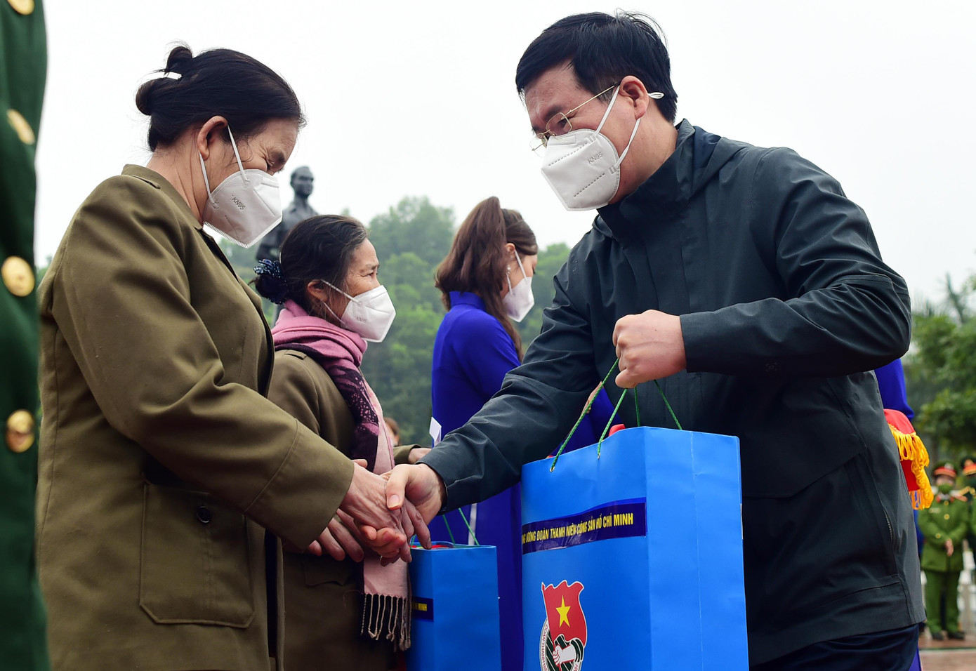 Ông Võ Văn Thưởng tặng quà các cựu thanh niên xung phong trong chương trình Ông Võ Văn Thưởng tặng quà các cựu thanh niên xung phong trong chương trình