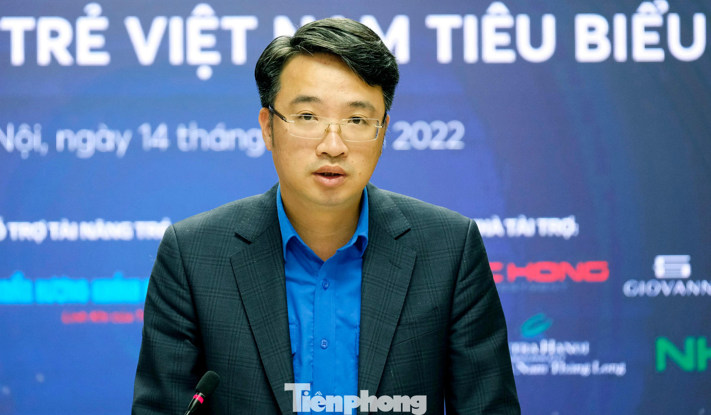 Bí thư T.Ư Đoàn Nguyễn Tường Lâm trao đổi tại chương trình họp báo công bố 20 đề cử giải thưởng Gương mặt trẻ Việt Nam tiêu biểu năm 2021. Ảnh: Hoàng Mạnh Thắng