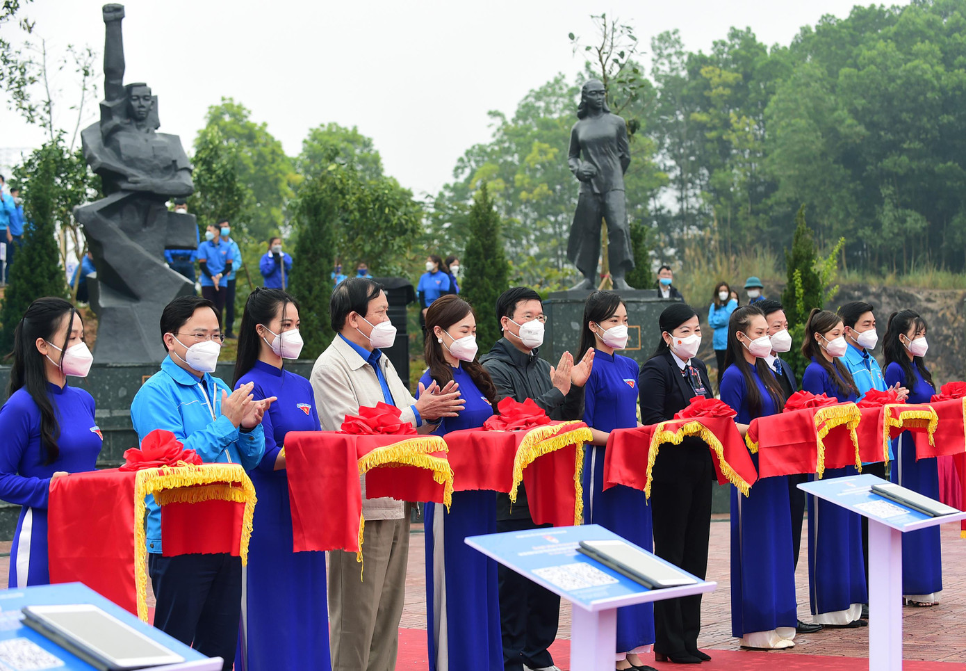 Các đại biểu cắt băng khánh thành công trình tu bổ, tôn tạo khu di tích lịch sử Thanh niên Xung phong Việt Nam. Các đại biểu cắt băng khánh thành công trình tu bổ, tôn tạo khu di tích lịch sử Thanh niên Xung phong Việt Nam.