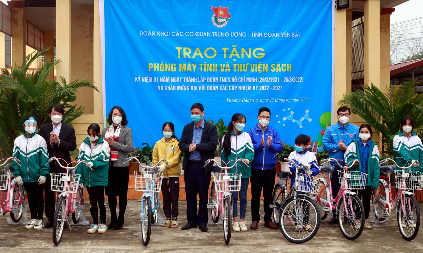 Ban Tổ chức tặng xe đạp cho các em học sinh có hoàn cảnh khó khăn của xã Thượng Bằng La