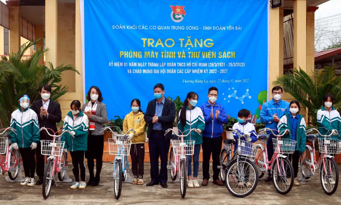 Ban Tổ chức tặng xe đạp cho các em học sinh có hoàn cảnh khó khăn của xã Thượng Bằng La