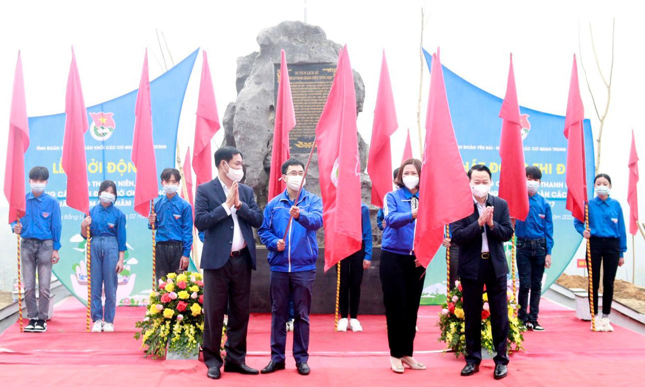 Nghi thức trao cờ lệnh cho Đoàn Khối các cơ quan T.Ư, Tỉnh Đoàn Yên Bái thực hiện Tháng Thanh niên năm 2022. Ảnh: CTV