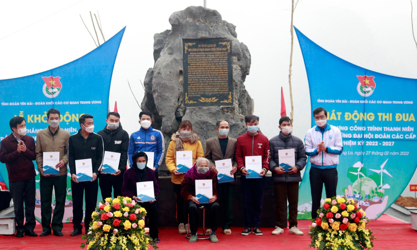 Nhiều phần quà được trao tặng tới các hộ gia đình chính sách, gia đình có hoàn cảnh khó khăn