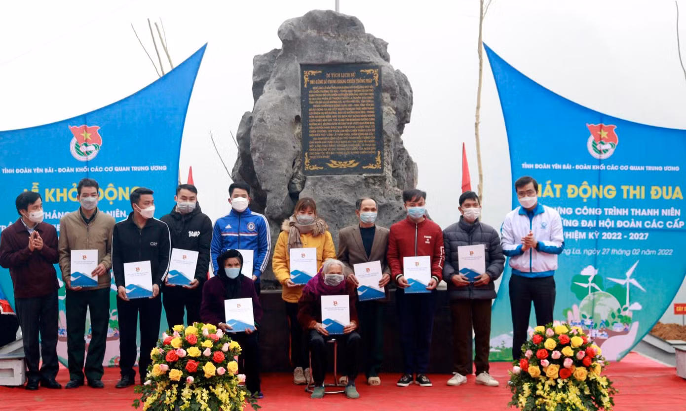 Nhiều phần quà được trao tặng tới các hộ gia đình chính sách, gia đình có hoàn cảnh khó khăn