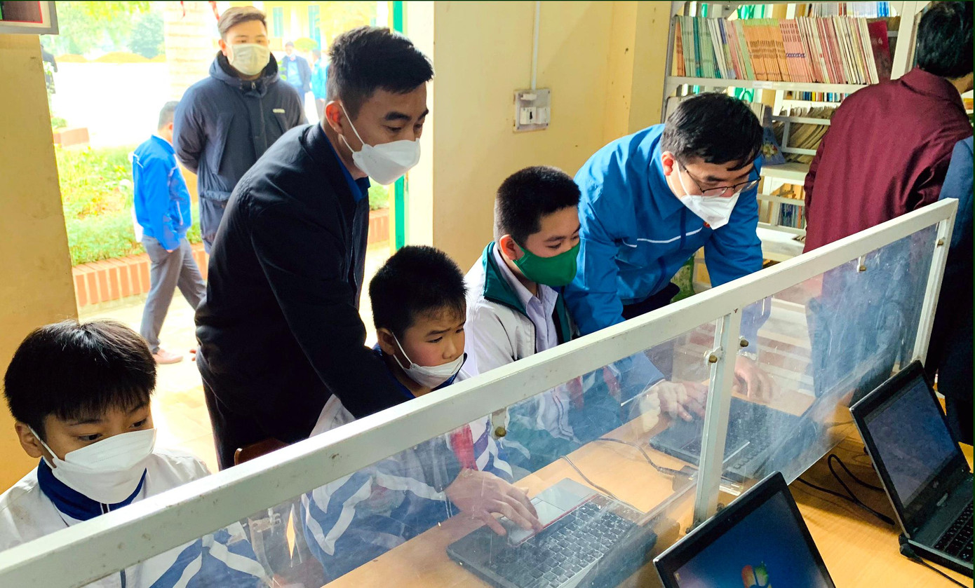 Phòng vi tính tặng học sinh Thượng Bằng La