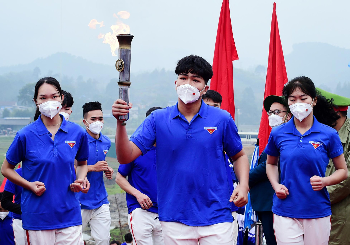 Đoàn viên thanh niên rước lửa truyền thống Đoàn viên thanh niên rước lửa truyền thống