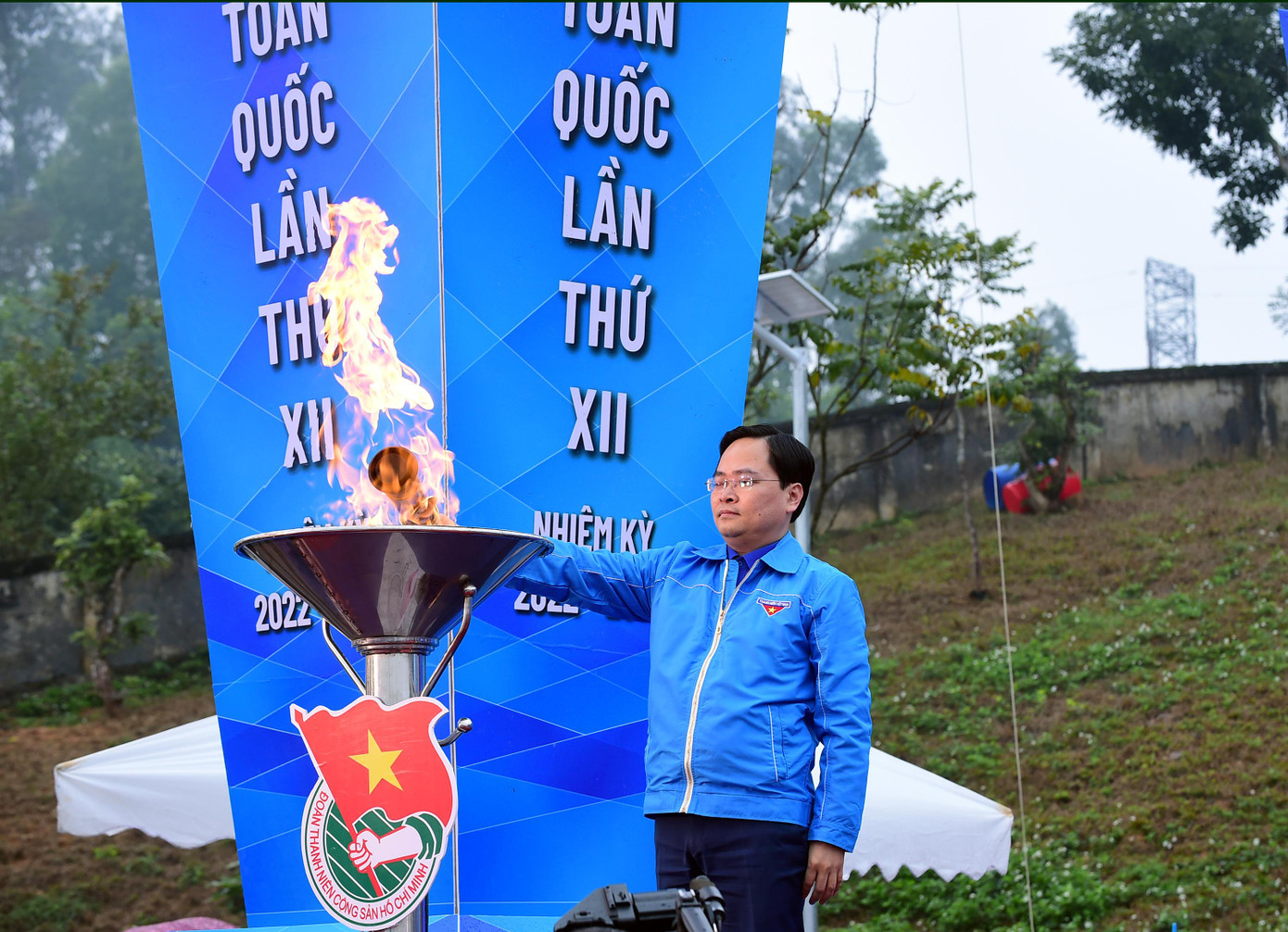 Anh Nguyễn Anh Tuấn - Bí thư thứ nhất T.Ư Đoàn thắp đuốc truyền thống phát động thi đua chào mừng Đại hội Đoàn. Anh Nguyễn Anh Tuấn - Bí thư thứ nhất T.Ư Đoàn thắp đuốc truyền thống phát động thi đua chào mừng Đại hội Đoàn.