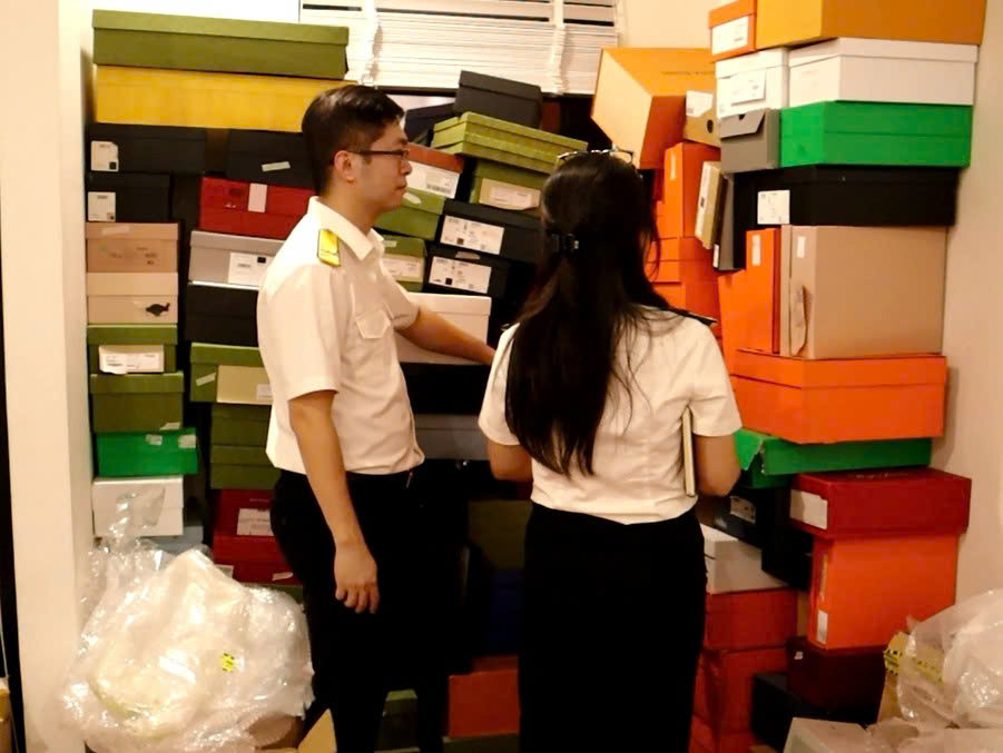 Hường bán nhiều hàng hóa như phụ kiện, túi xách, đồng hồ, kim cương… của nhiều thương hiệu nổi tiếng thế giới. Hường bán nhiều hàng hóa như phụ kiện, túi xách, đồng hồ, kim cương… của nhiều thương hiệu nổi tiếng thế giới.