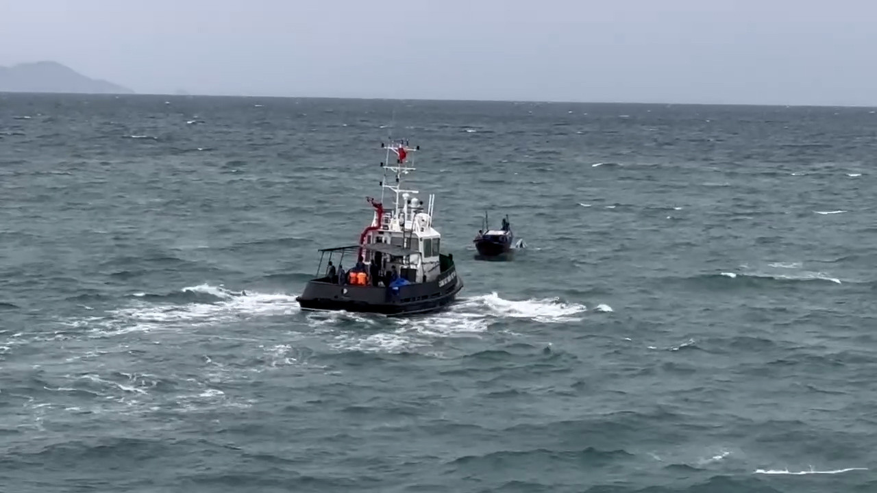 Tàu Cảnh sát biển 9033 tiếp cận xuồng bị nạn. Ảnh: Bộ Tư lệnh Vùng Cảnh sát biển 3