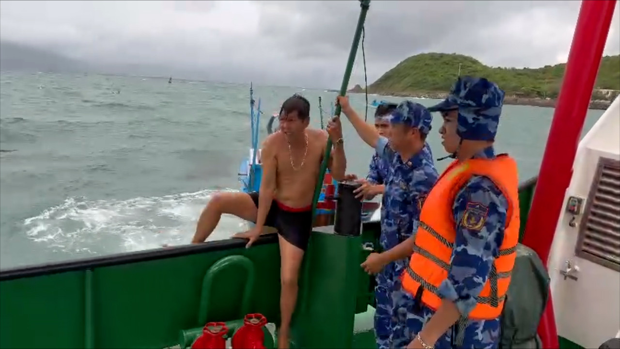 Người dân được cán bộ, chiến sĩ tàu CSB 9033 đưa lên tàu. Ảnh: Bộ Tư lệnh Vùng Cảnh sát biển 3