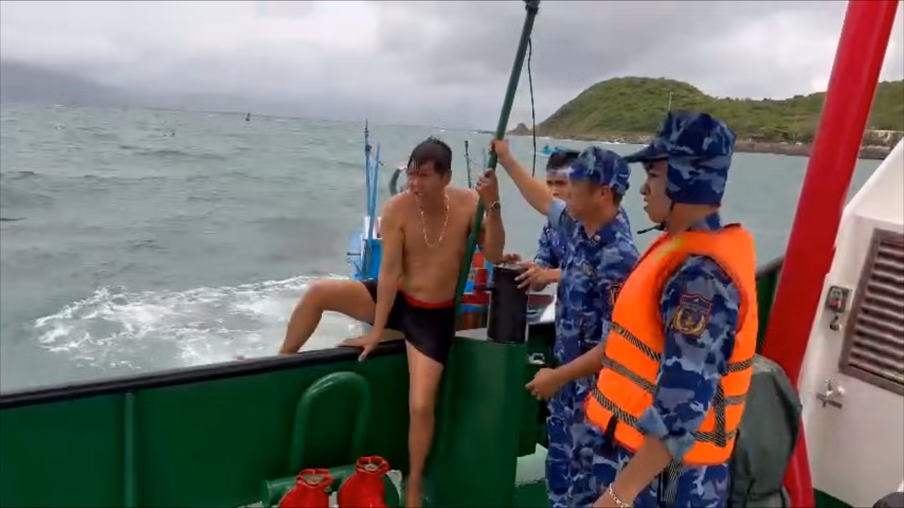 Người dân được cán bộ, chiến sĩ tàu CSB 9033 đưa lên tàu. Ảnh: Bộ Tư lệnh Vùng Cảnh sát biển 3 Người dân được cán bộ, chiến sĩ tàu CSB 9033 đưa lên tàu. Ảnh: Bộ Tư lệnh Vùng Cảnh sát biển 3