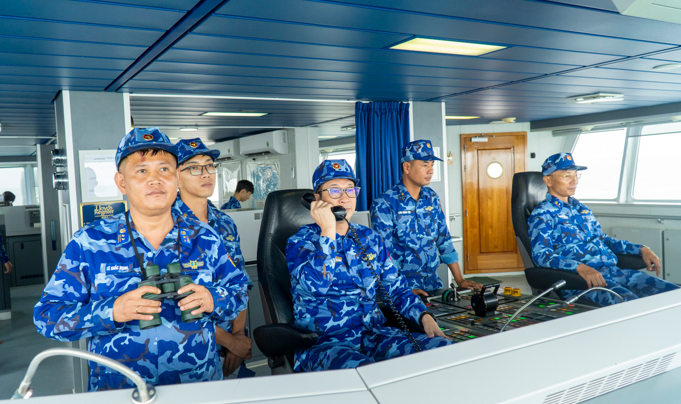 Đại tá Nguyễn Minh Khánh - Phó Tư lệnh, Tham mưu trưởng Bộ Tư lệnh Vùng Cảnh sát biển 3 chỉ huy chung đợt luyện tập. Ảnh: Bộ Tư lệnh Vùng Cảnh sát biển 3