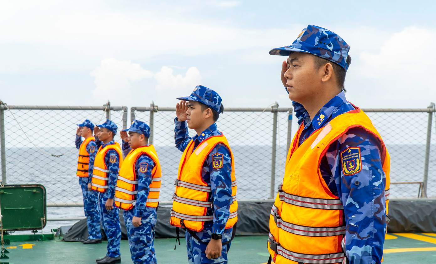 Cán bộ, chiến sĩ Bộ Tư lệnh Vùng Cảnh sát biển 3 thực hiện nghi thức chào tạm biệt tàu KN. Pulau Dana - 323, lực lượng Cảnh sát biển Indonesia.