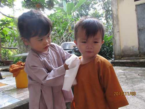 Cát Tường ra dáng đàn chị, đòi lau mặt cho bé Thảo. Cát Tường rất thích được làm chị của bé Thảo. Bé Thảo kém Cát Tường 1 tháng tuổi, lúc mới tới rụt rè, yếu ớt và không tiếp xúc với ai, giờ đã mạnh dạn hơn nhưng vẫn còn khá chậm chạp. Mẹ bỏ đi, ba đi làm suốt ngày nuôi con không nổi nên mang bé đến nhờ các sư cô nuôi giùm