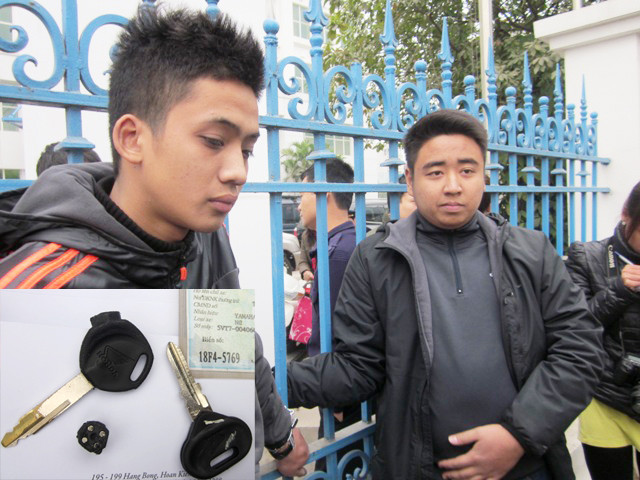 Nguyễn Quang Khải và Nguyễn Đức Đạt và chip điện tử để trộm xe