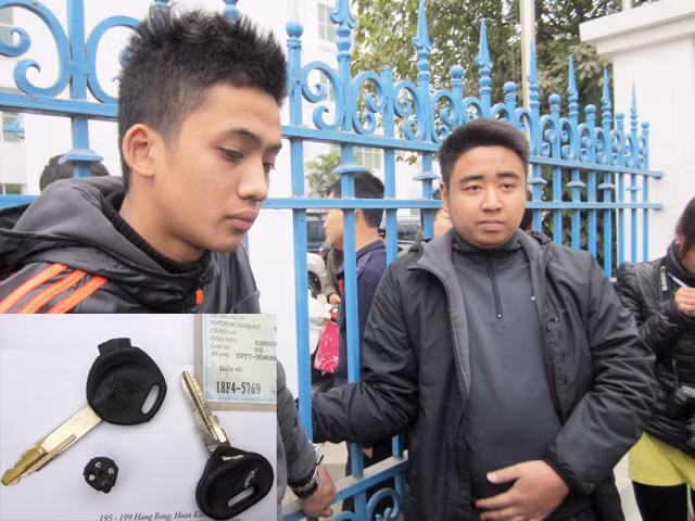 Nguyễn Quang Khải và Nguyễn Đức Đạt và chip điện tử để trộm xe