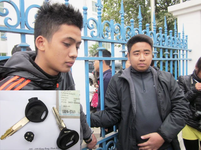 Nguyễn Quang Khải và Nguyễn Đức Đạt và chip điện tử để trộm xe