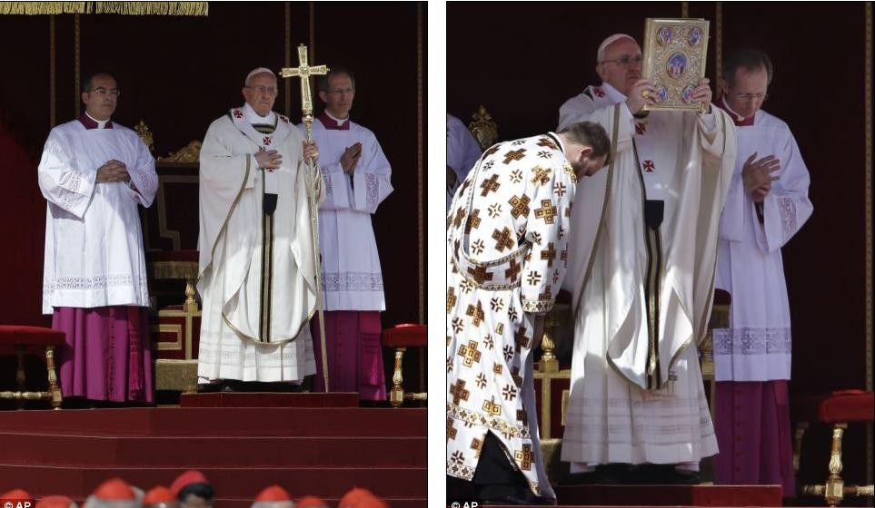 Giáo hoàng Francis khoác chiếc áo choàng sau khi được nhận 