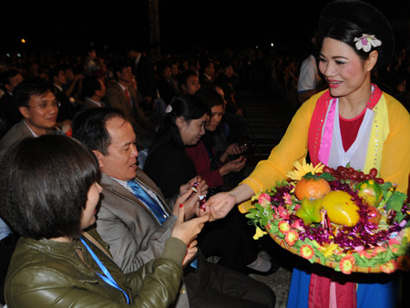 Ngoài ra còn có các chương trình biểu diễn nghệ thuật đặc sắc với trên 400 diễn viên của các đoàn nghệ thuật của Thành phố Uông Bí