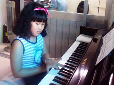 Trẻ em Hàn Quốc trong lớp học nhạc ở khu phố 4, phường Tân Phong