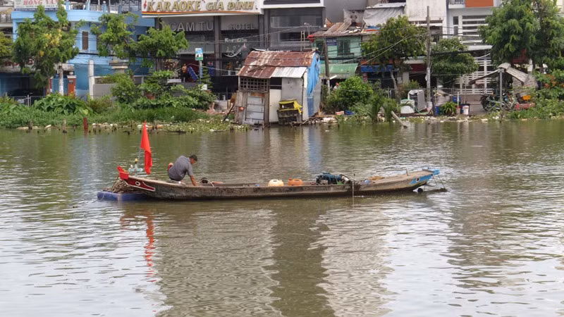 Ghe hơn 100 tấn chìm ở Sài Gòn, 3 người thoát chết ảnh 1