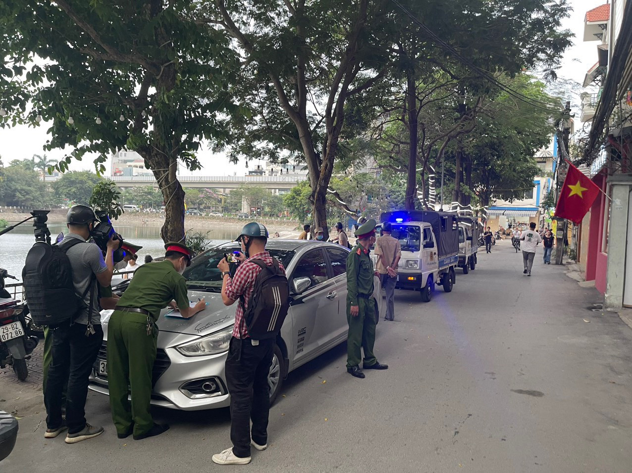 Công an phường Trung Liệt xử lý các phương tiện dừng đỗ trái phép dưới lòng đường và đường ven hồ.
