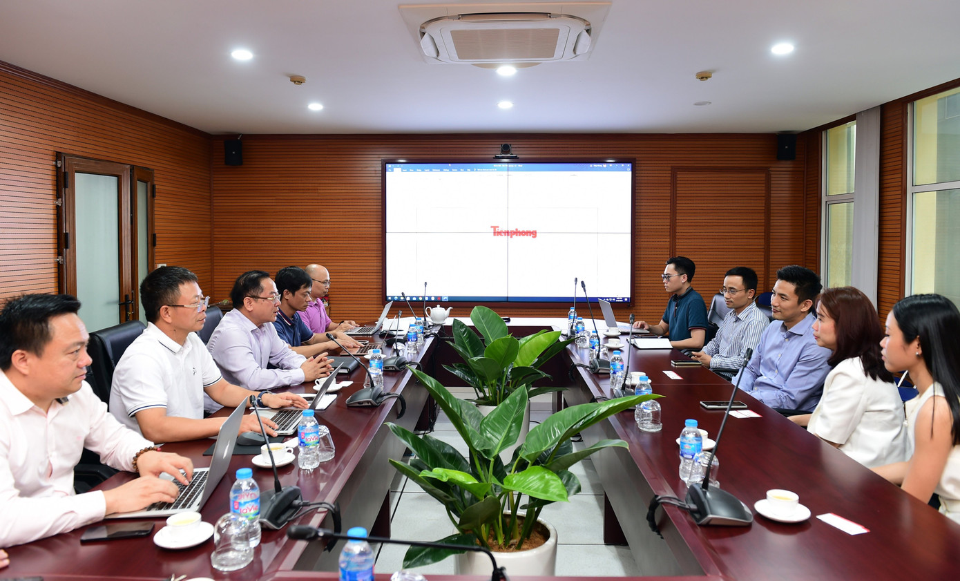 Ban Biên tập báo Tiền Phong làm việc với với ông Marc Woo, Giám đốc điều hành Google phụ trách thị trường Việt Nam và châu Á Thái Bình Dương. Ảnh: Xuân Tùng Ban Biên tập báo Tiền Phong làm việc với với ông Marc Woo, Giám đốc điều hành Google phụ trách thị trường Việt Nam và châu Á Thái Bình Dương. Ảnh: Xuân Tùng