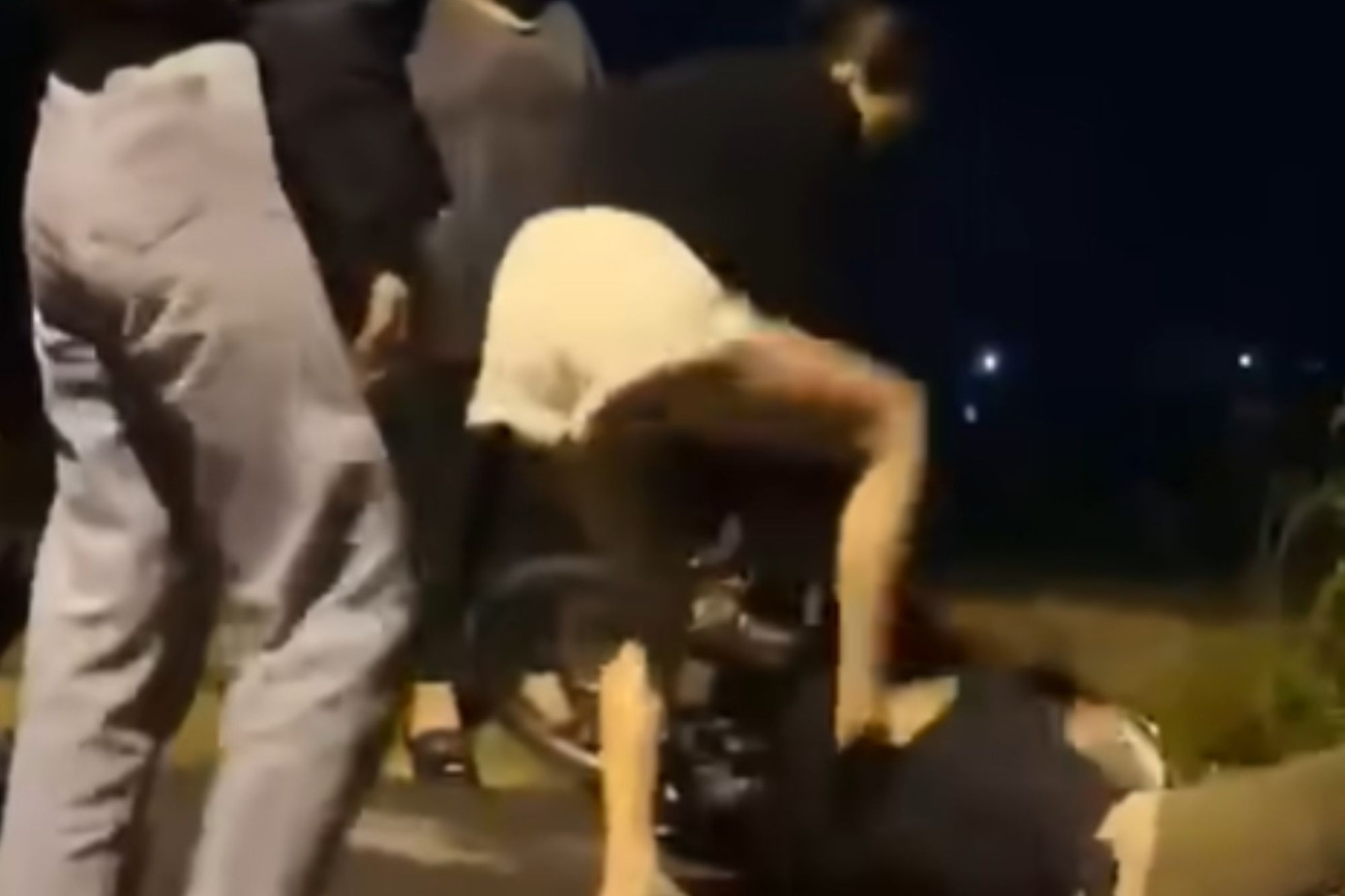 Hình ảnh em H.P.G.H bị nhóm đối tượng hành hung tập thể